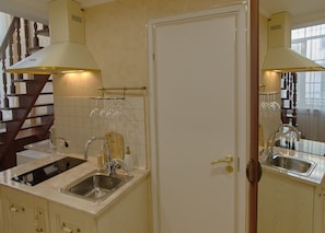 Standard Apartment | Private kitchenette | Fridge, microwave, stovetop, cookware/dishes/utensils