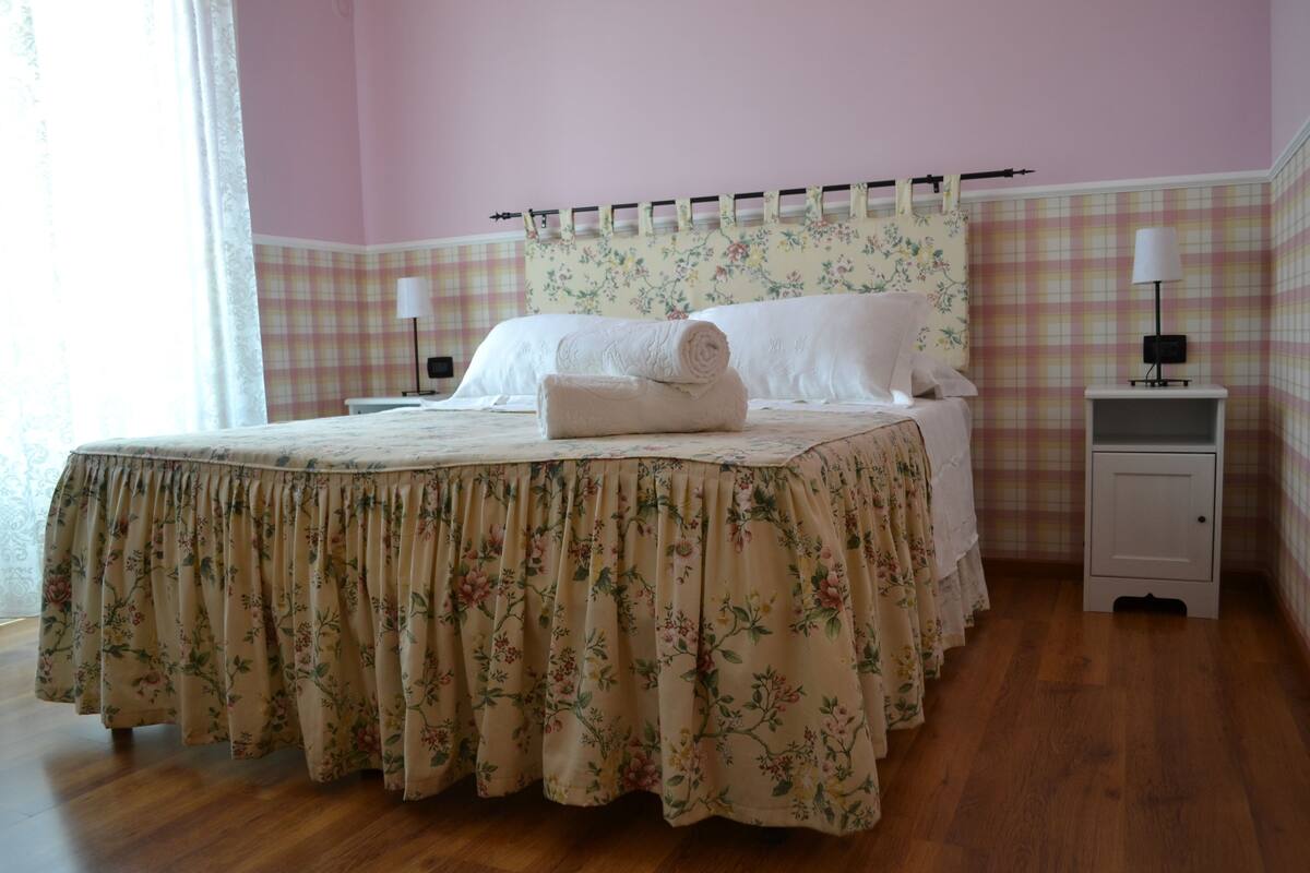 Free cots/infant beds, free WiFi, bed sheets