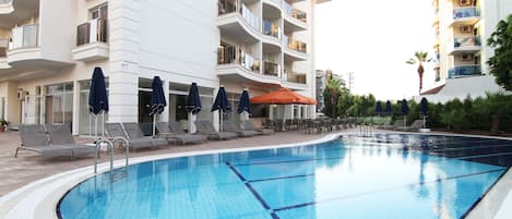 Sæsonbestemt udendørs pool, parasoller, liggestole