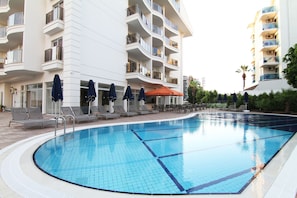 Piscine extérieure (ouverte en saison), parasols de plage