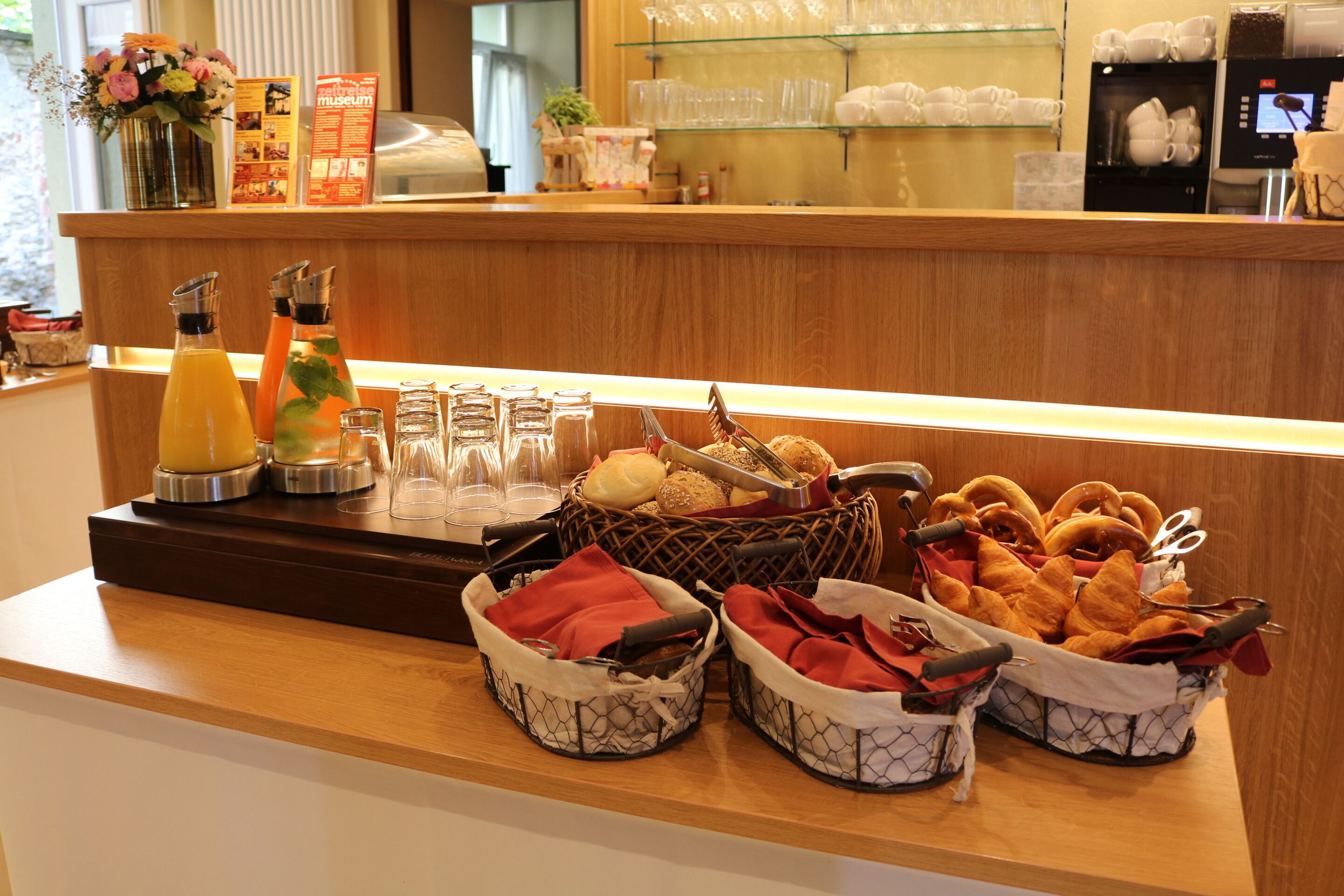 Un buffet de petit-déjeuner proposant une variété d'aliments, de boissons et d'ustensiles.