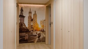 Un couloir orné d’une fresque représentant un bâtiment historique et de statues.