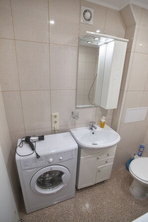 Lägenhet Comfort - 2 sovrum | Badrum | Badkar/dusch, djupt badkar, gratis toalettartiklar och hårtork