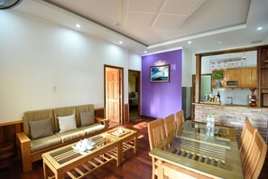 Familieleilighet, 2 soverom, bassengutsikt | Oppholdsområde | En 32-tommers LCD-TV med kabel-kanaler samt TV