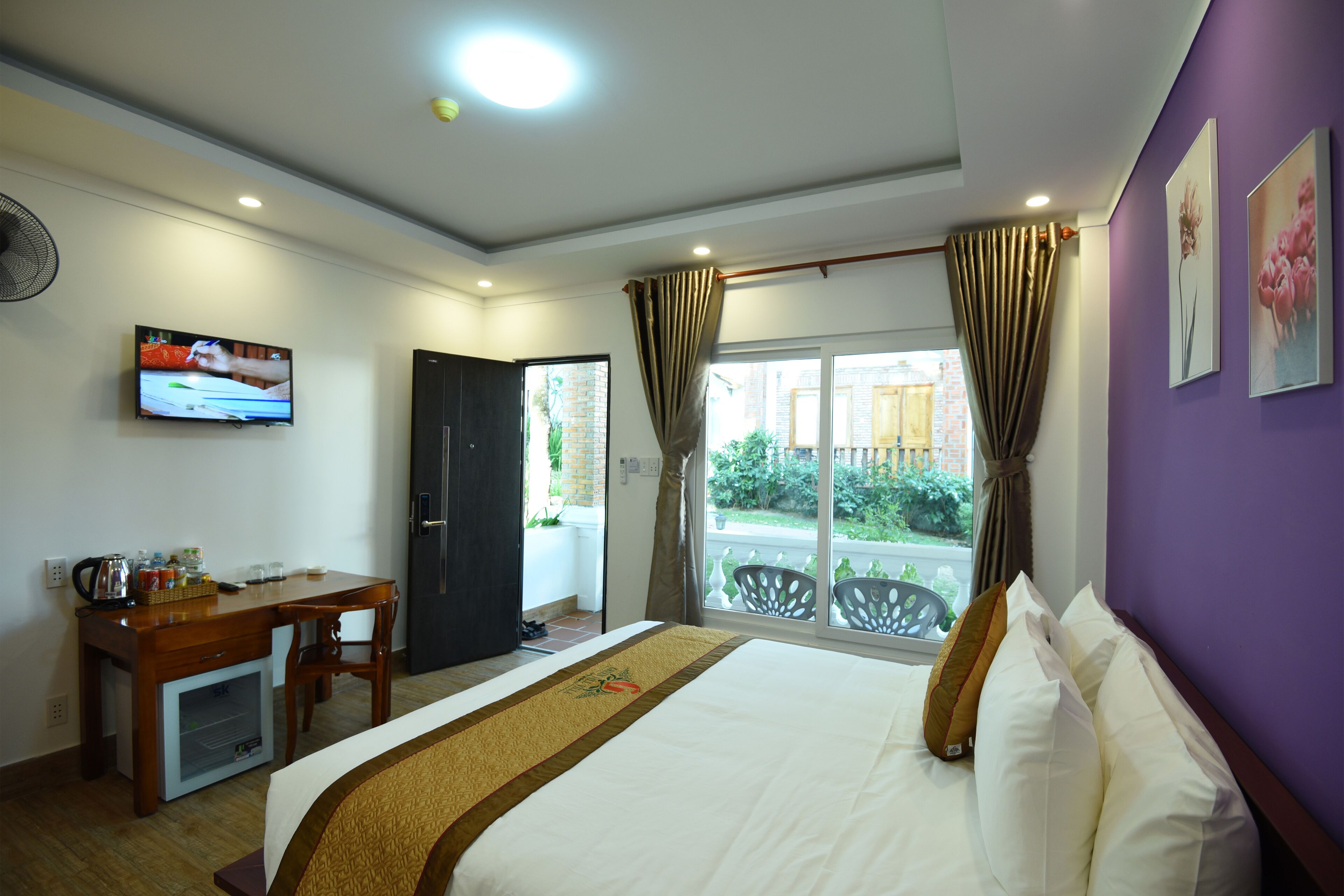 Deluxe Double Room, 1 Bedroom, Balcony | In-room safe, desk, laptop workspace, blackout drapes