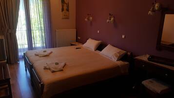 Room | Individually decorated, individually furnished, blackout drapes