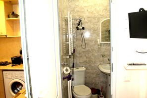 Apartamento (16m²) | Banheiro | Secador de cabelo, chinelos, toalhas de banho 