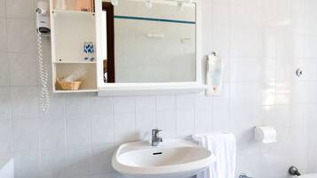 Dusche, kostenlose Toilettenartikel, Haartrockner, Handtücher