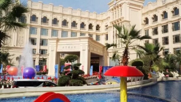 A hotel with a large fountain, palm trees, and a pool area. - Mehood Lestie Hotel Panyu Branch (Guangzhou)