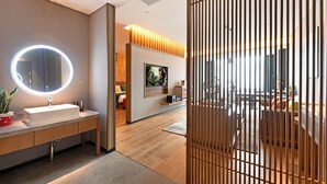A modern bathroom with a large mirror, a sink, and a wooden floor. - Mehood Lestie Hotel Panyu Branch (Guangzhou)