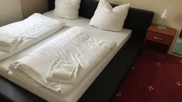 Double Room | Desk, free WiFi, bed sheets