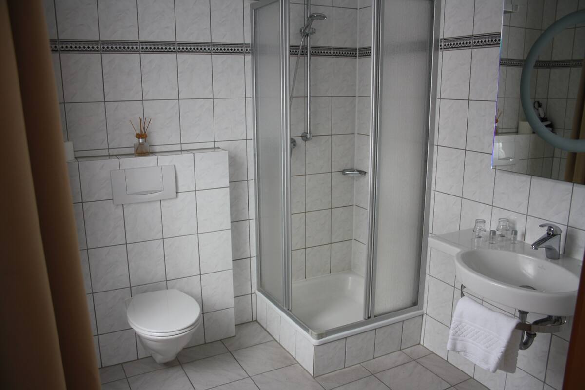 double room | bathroom | shower, free toiletries, hair dryer, towels