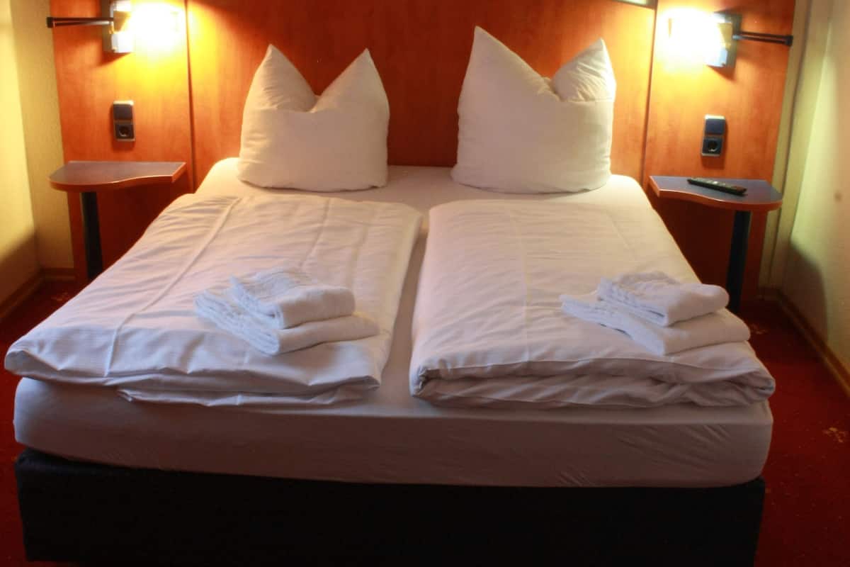 Tweepersoonskamer | Een bureau, gratis wifi, beddengoed