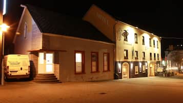 Fassade der Unterkunft – Abend/Nacht
