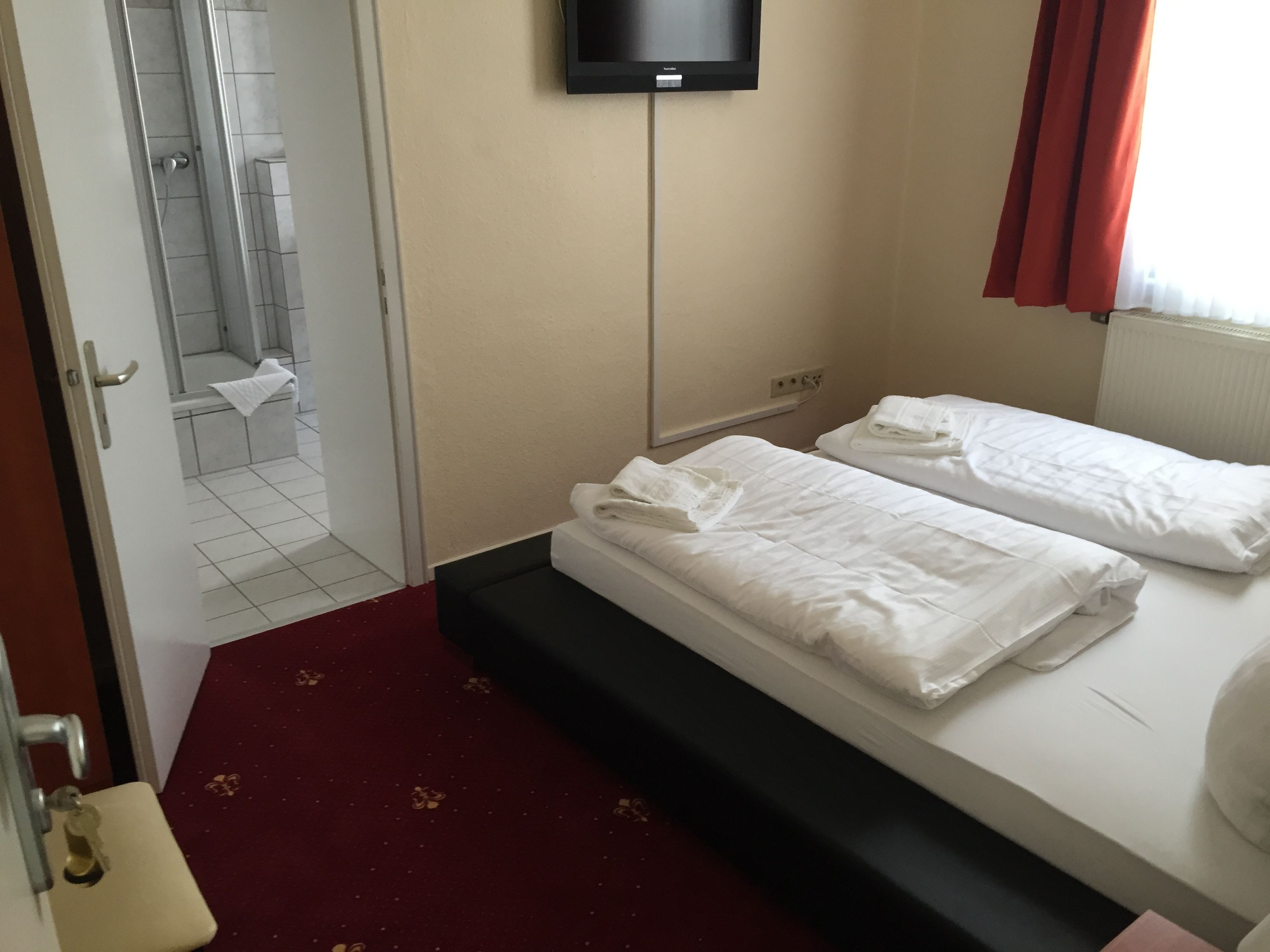 double room | desk, free wifi, bed sheets