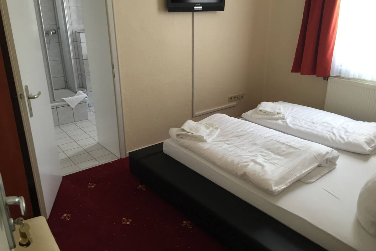 double room | desk, free wifi, bed sheets