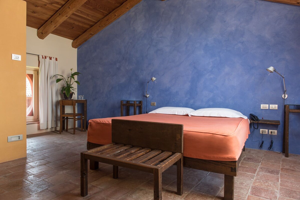 Wifi gratis, decoración personalizada y ropa de cama 