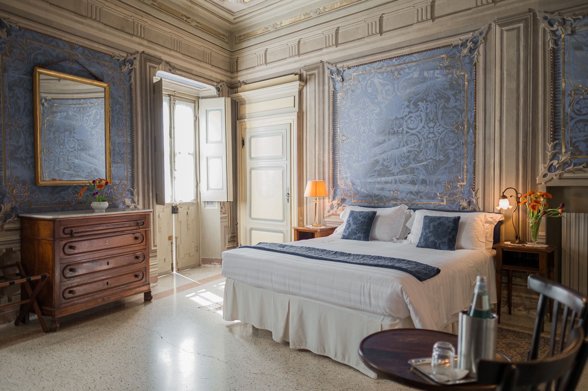 Decoración personalizada, wifi gratis y ropa de cama 