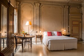 Junior Suite (Castalderia) | Individually decorated, free WiFi, bed sheets - Albergo Real Castello (Verduno)