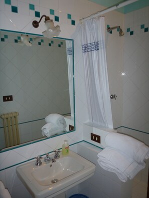 Amenidades de baño gratuitas, secadora de cabello, bidet, toallas 