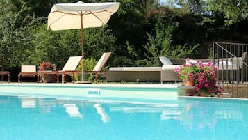 Piscine extérieure, piscine à débordement