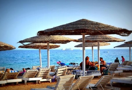 Playa privada en los alrededores, sombrillas, toallas de playa, buceo