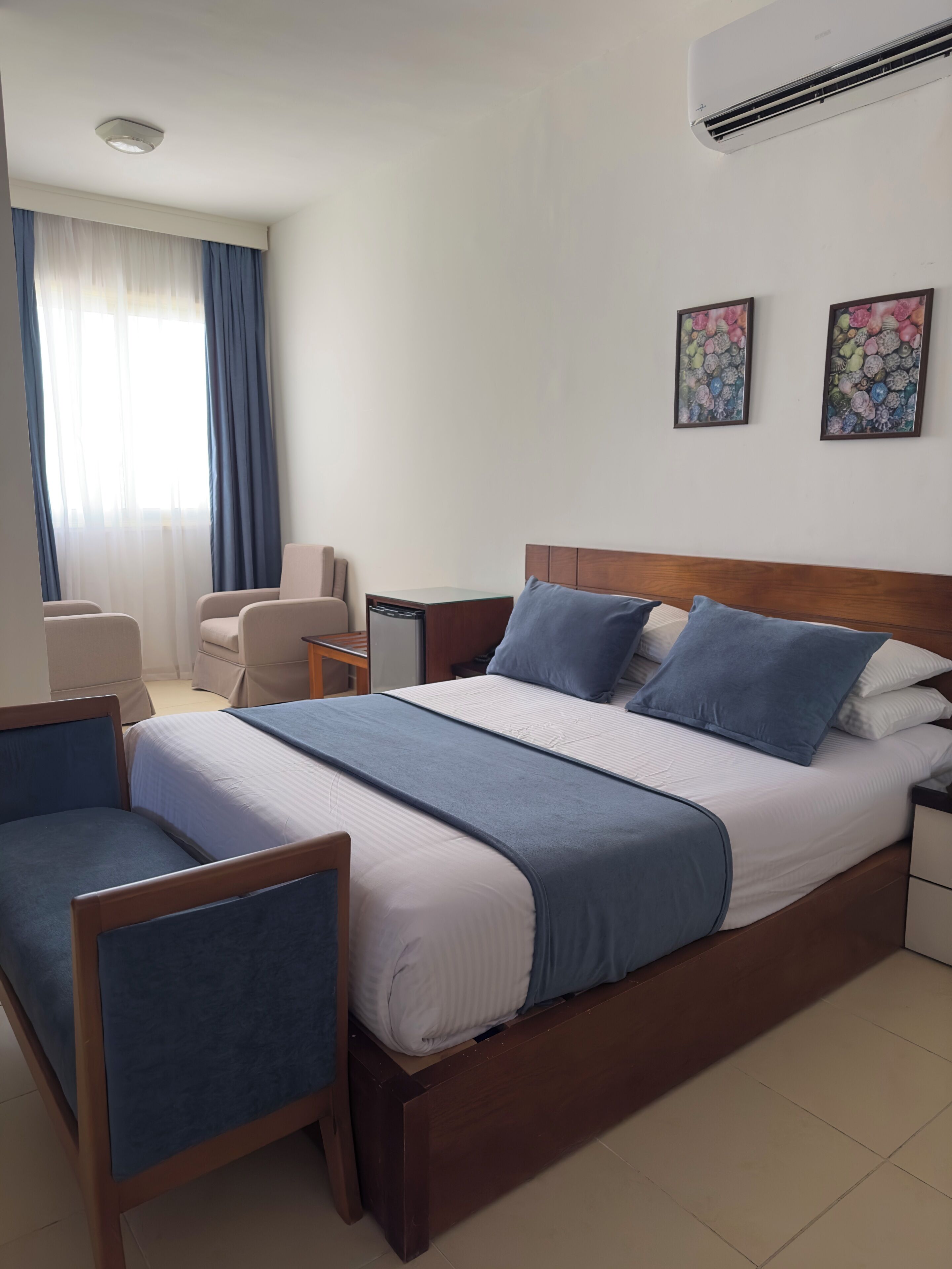 ميني بار وخزنة داخل الغرفة وتجهيزات عازلة للصوت وأسرّة أطفال/رضّع