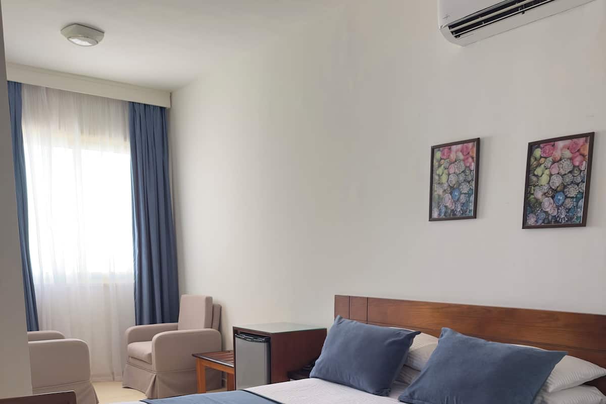 Minibaari, tallelokero huoneessa, äänieristys, vauvansängyt