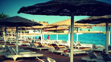 Privat strand i närheten, parasoller, strandhanddukar och sportdykning