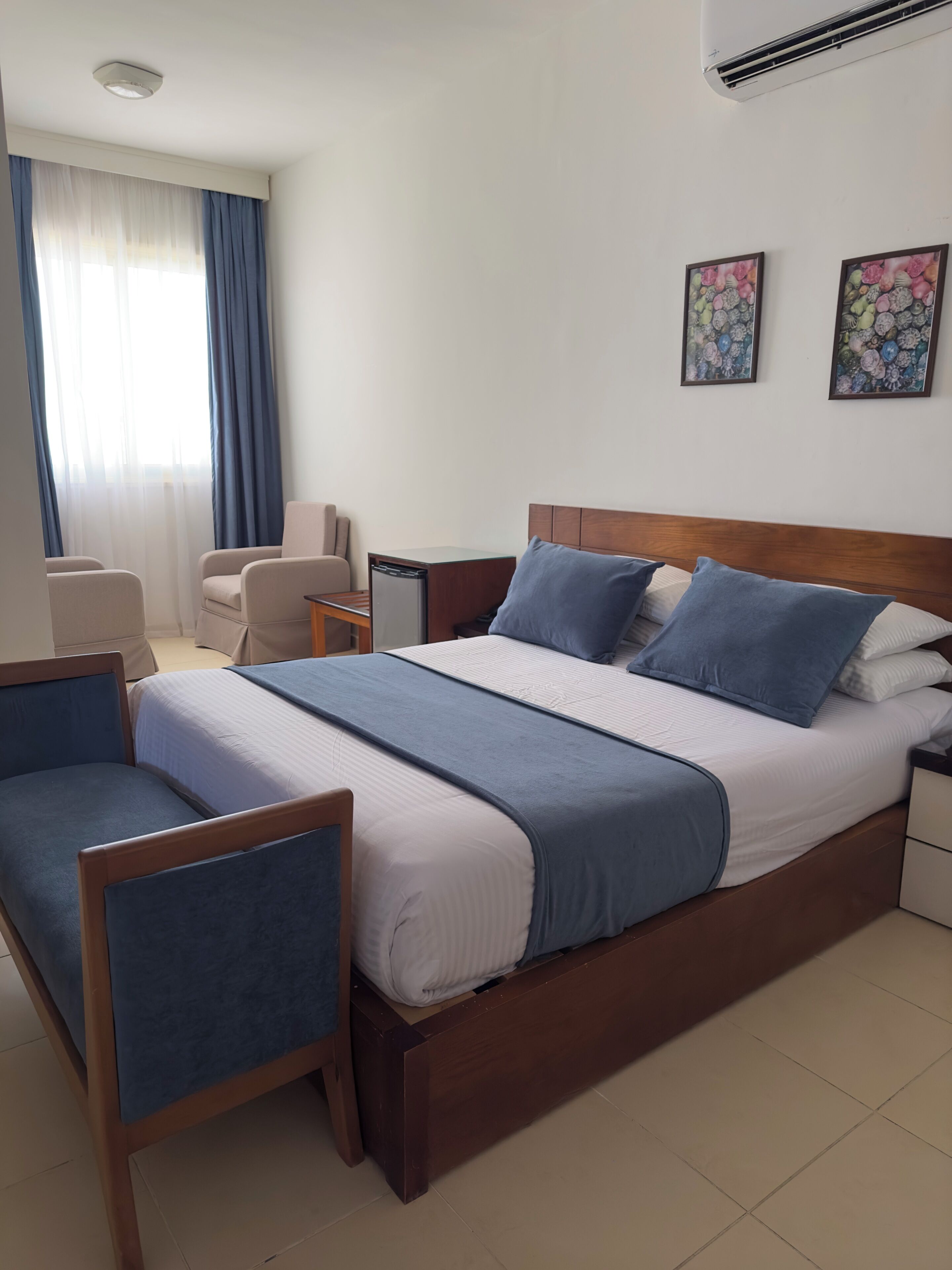 ميني بار وخزنة داخل الغرفة وتجهيزات عازلة للصوت وأسرّة أطفال/رضّع