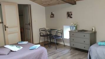 Décoration personnalisée, bureau, chambres insonorisées, Wi-Fi gratuit