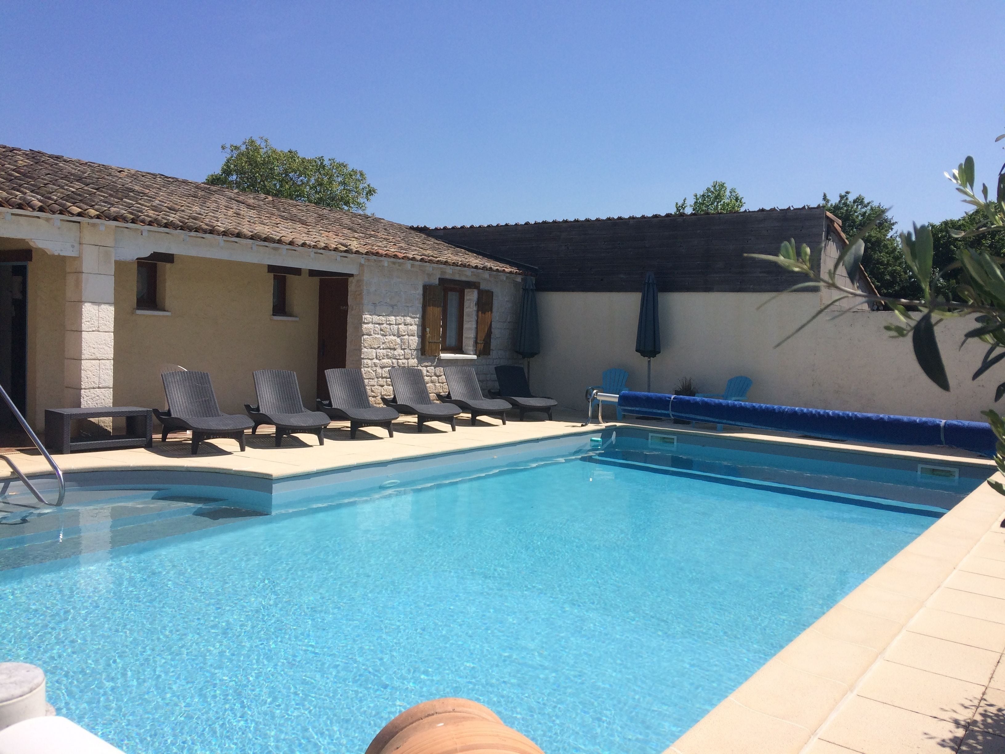 Piscine extérieure, parasols de plage, chaises longues