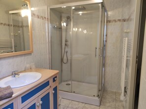 더블룸 (Parthenay) | 욕실 | 샤워 시설, 타월