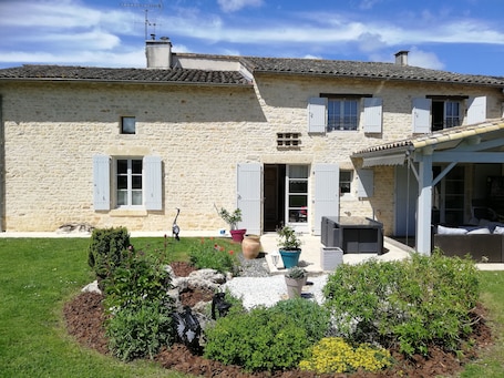 Front of property. Les Chenêts