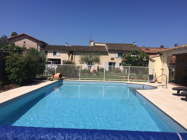 야외 수영장, 14:00 ~ 19:30 오픈, 수영장 파라솔, 일광욕 의자