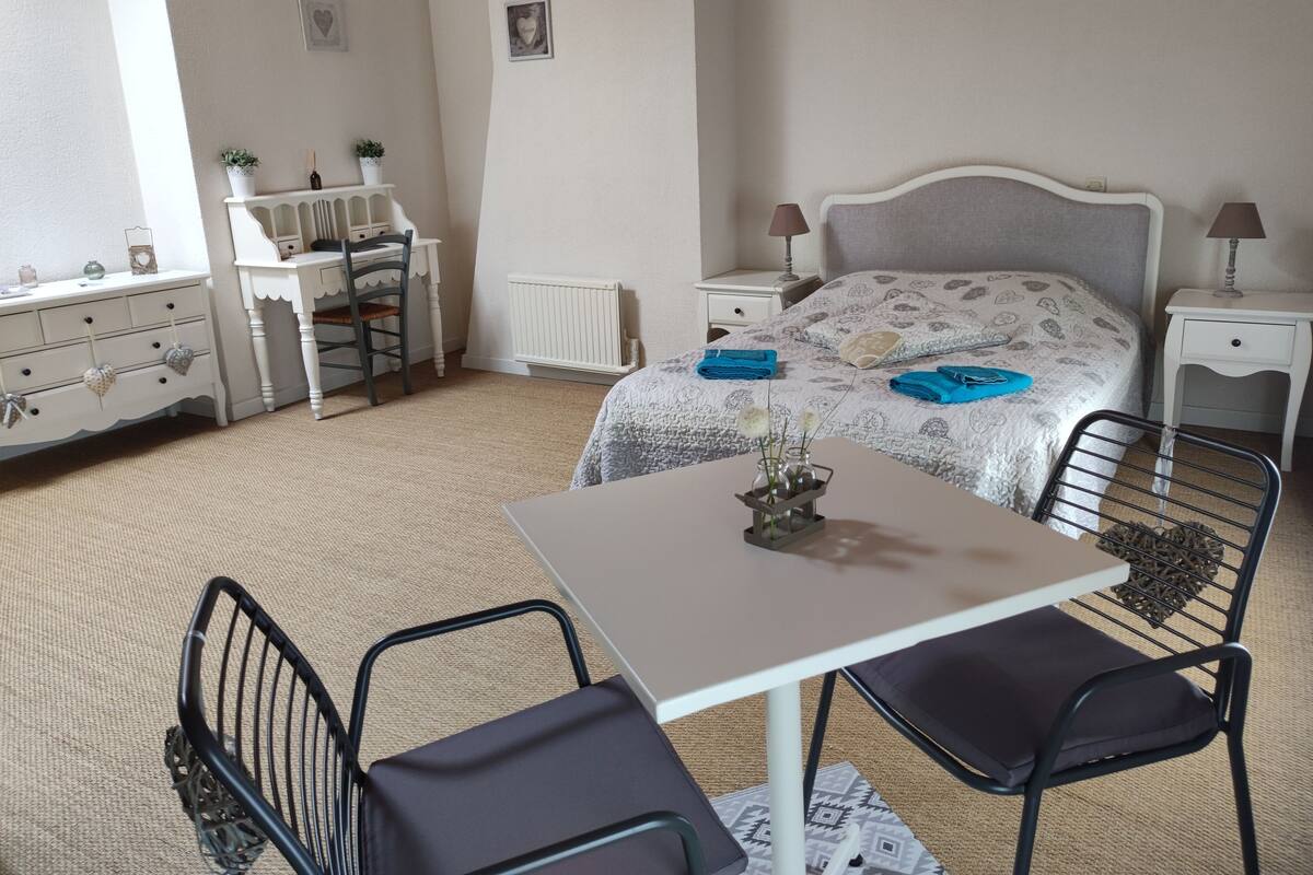 双人房 (Parthenay) | 办公桌、隔音、免费 WiFi、特色装修