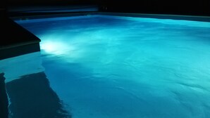 A swimming pool with a smooth surface and a light blue tint. - Les Chenêts (Chenay)
