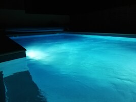 Une piscine à la surface lisse et à la couleur bleu clair.