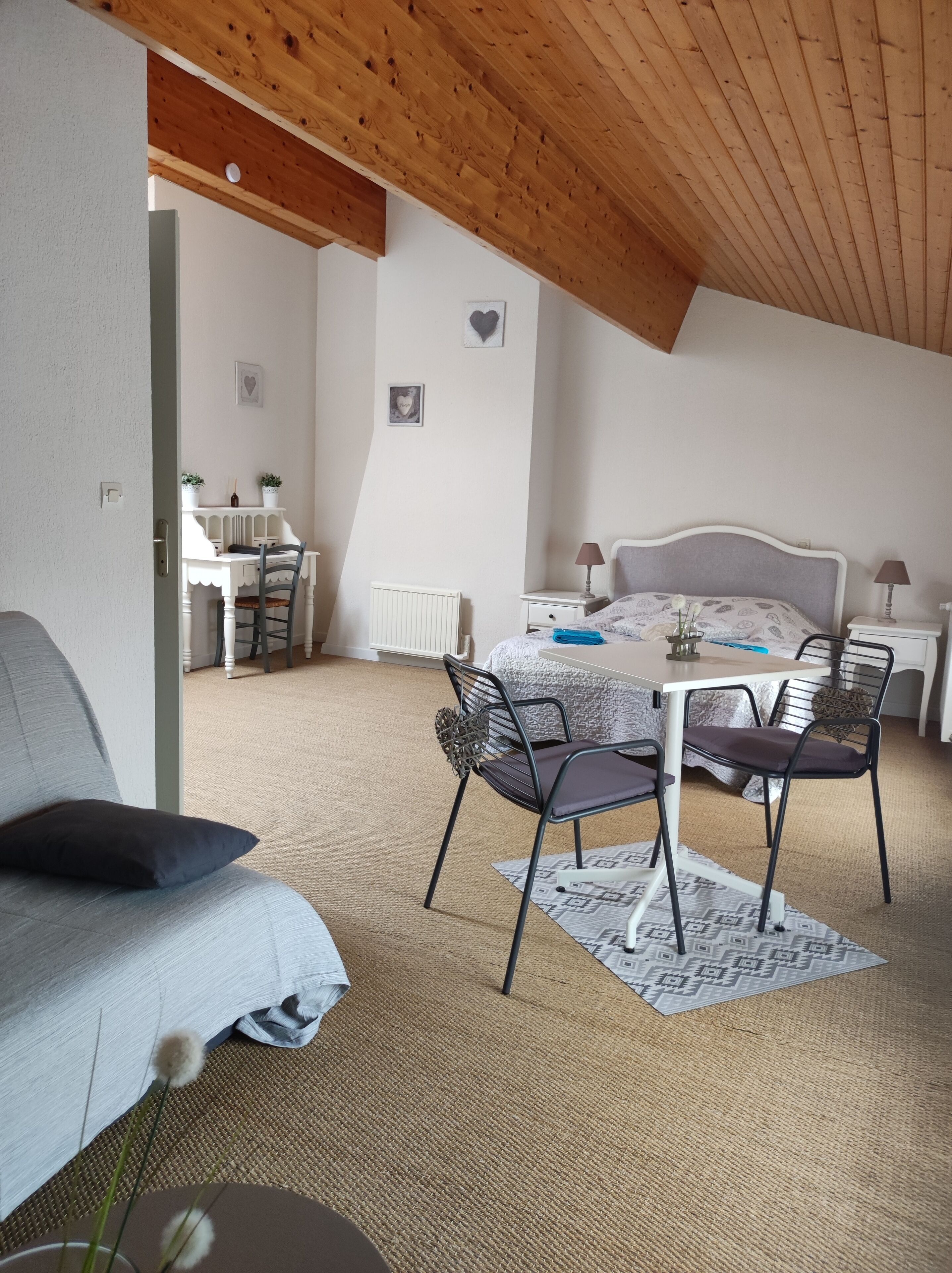 Décoration personnalisée, bureau, chambres insonorisées, Wi-Fi gratuit