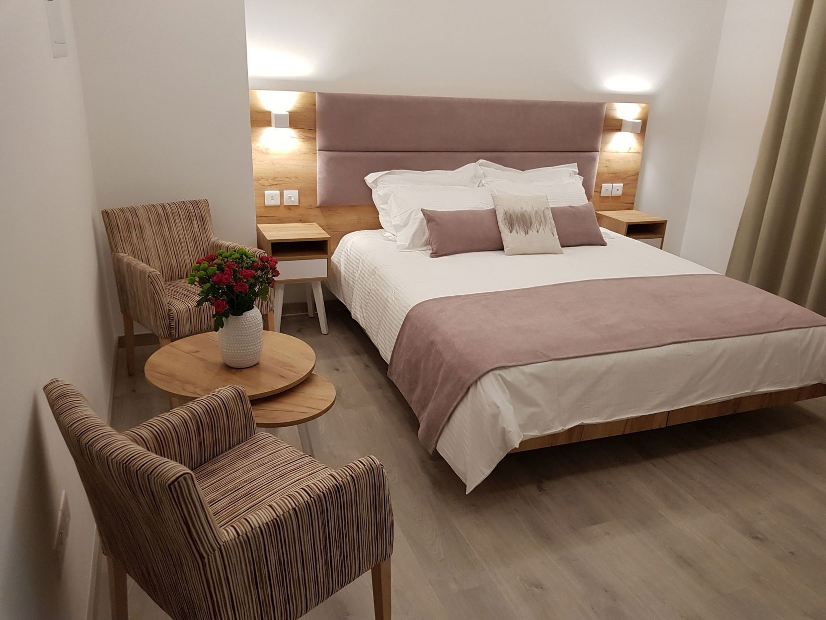 Roupas de cama premium, cofres nos quartos, escrivaninha