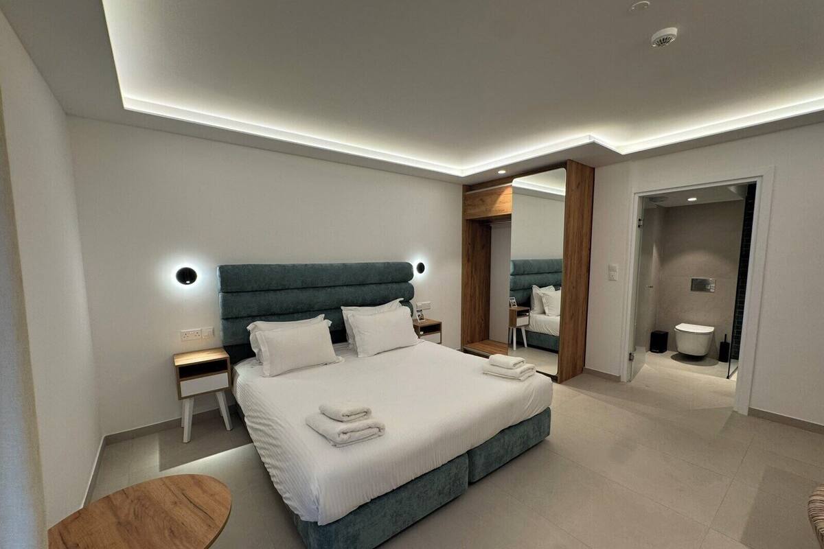 Deluxe kamer, 1 twee- of 2 eenpersoonsbedden, balkon | Luxe beddengoed, een kluis op de kamer, een bureau