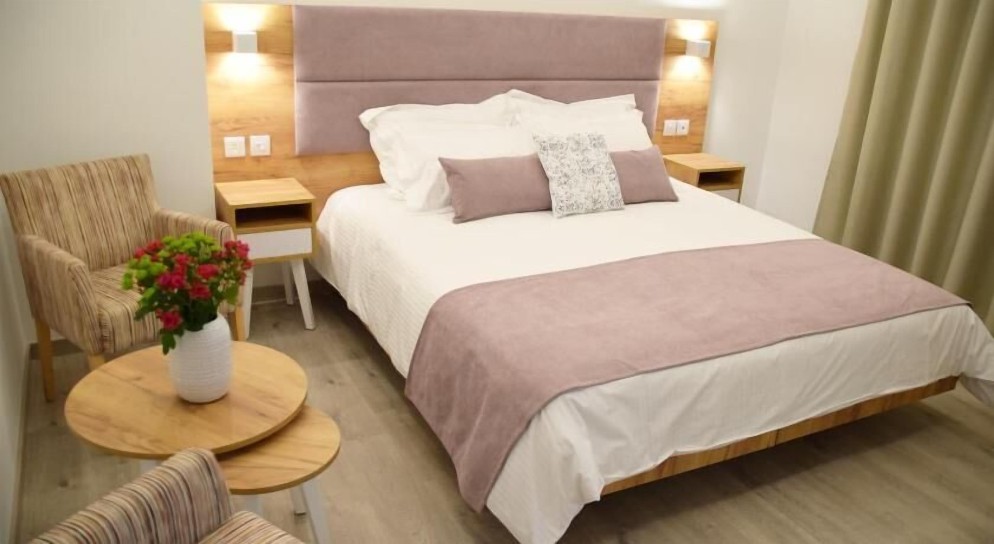 Roupas de cama premium, cofres nos quartos, escrivaninha