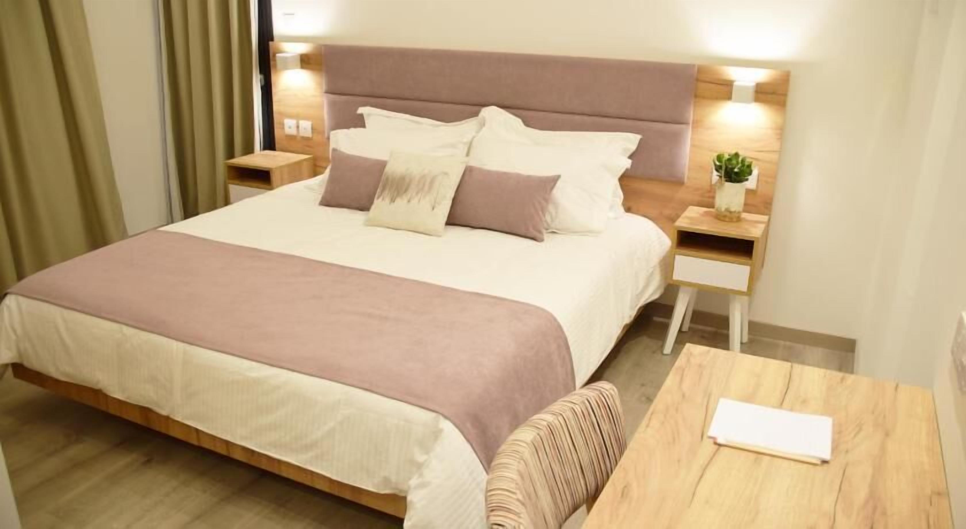 Roupas de cama premium, cofres nos quartos, escrivaninha