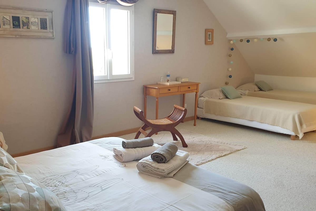 Chambre quadruple (Chant d'oiseau) | Rideaux dâobscurcissement, fer et planche Ă repasser