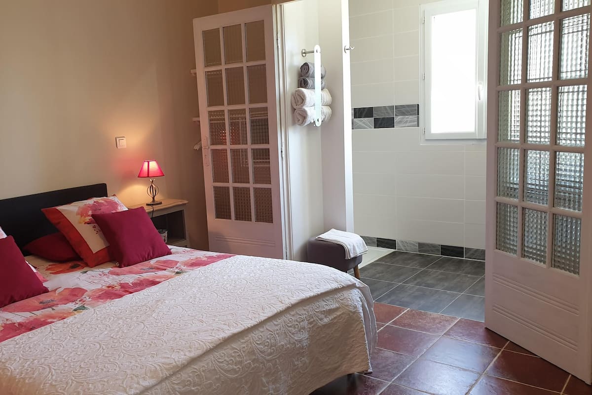 Chambre double (Soleil Levant) | Rideaux dâobscurcissement, fer et planche Ă repasser
