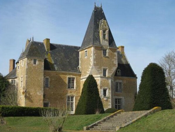 Front of property - Château de la Balluère (Pirmil)