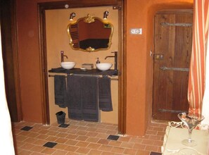 Double Room (Magdeleine d’Espagne) | Bathroom | Deep-soaking bathtub, rainfall showerhead, free toiletries, hair dryer - Château de la Balluère (Pirmil)