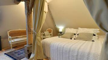 Double Room (Magdeleine d’Espagne) | Egyptian cotton sheets, blackout curtains, iron/ironing board, free WiFi