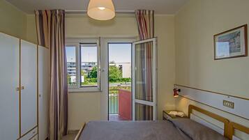 Dobbeltrom, balkong | Sengetøy av topp kvalitet, minibar, safe på rommet og skrivebord