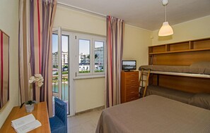 4 人部屋 バルコニー | 高級寝具、ミニバー、セーフティボックス (室内)、デスク